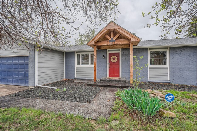 Building Photo - Beautiful 5 BDR Louisville Home/ Private Backyard