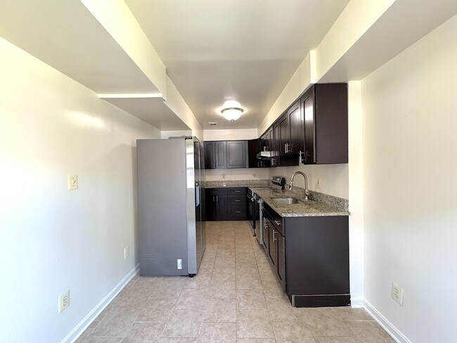 Building Photo - Charming & Spacious Two Bedroom One bathroom Unit