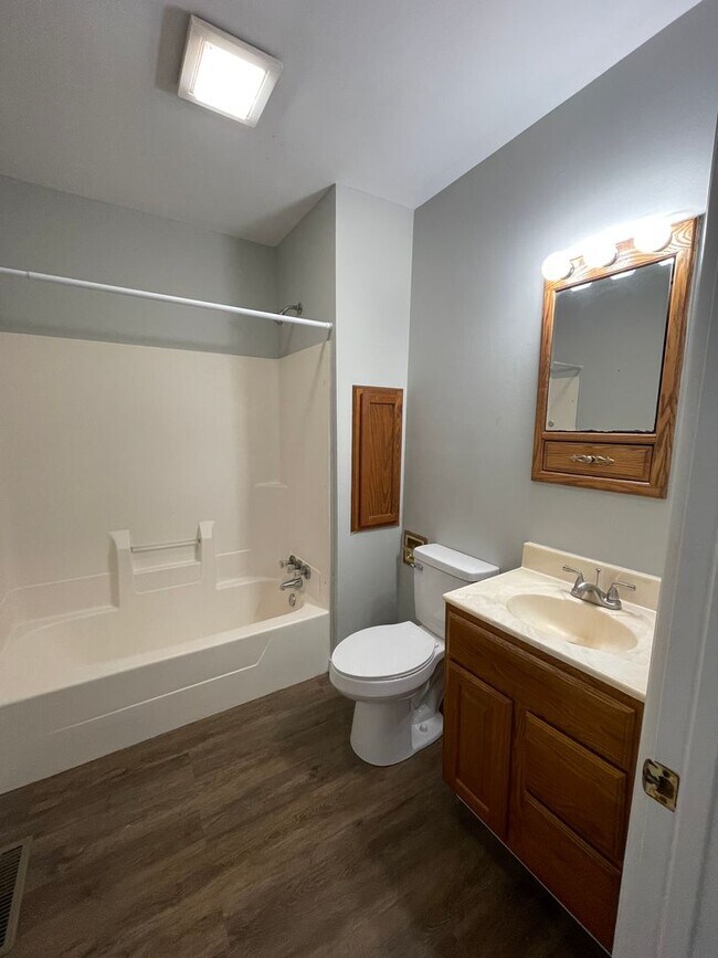 Building Photo - MOVE IN READY!!