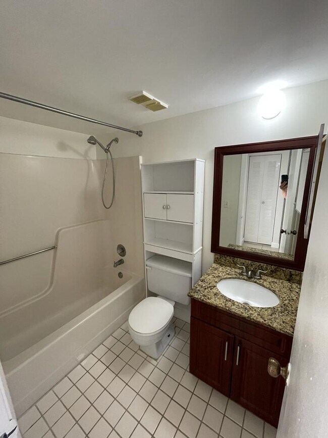Building Photo - 6844 Palmetto Cir S