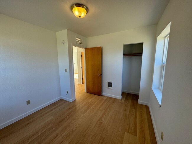 Building Photo - Adorable two bedroom cottage in Newport!