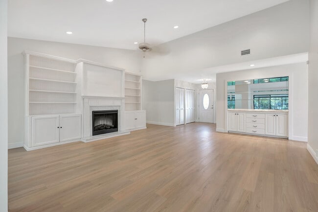 Building Photo - 13692 Cross Pointe Dr