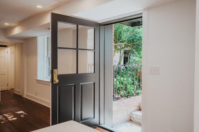 Building Photo - Renovated 2 Bedroom Carriage house off Lafayette Square