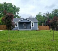 Building Photo - NEWLY REMODLED WITH CHARACTER!