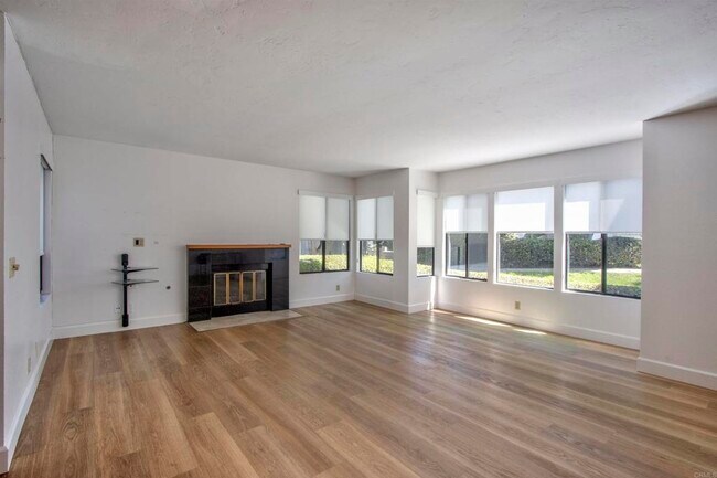 Building Photo - 534 Via De La Valle