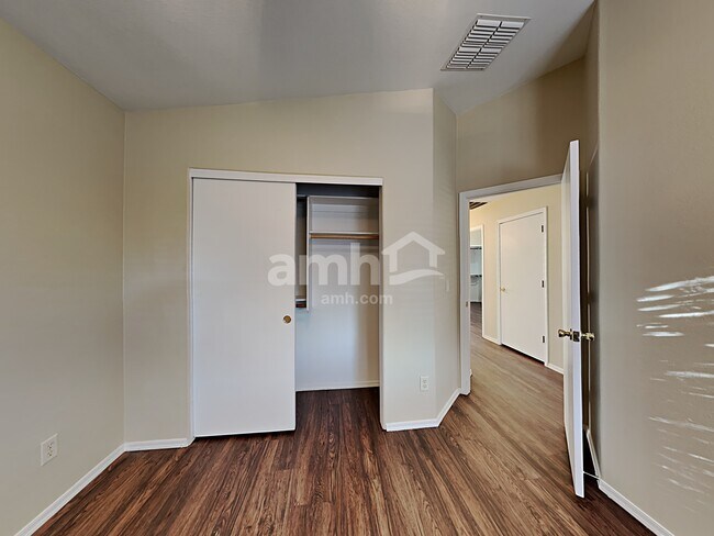 Building Photo - 5073 E Butterweed Dr