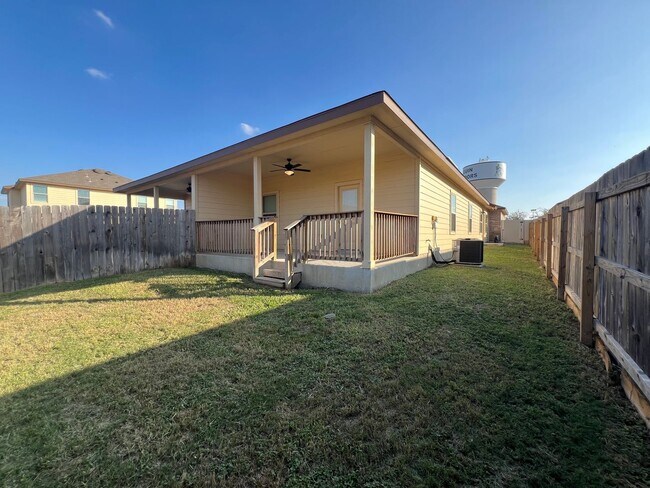 Building Photo - Beautiful Duplex in Seguin!