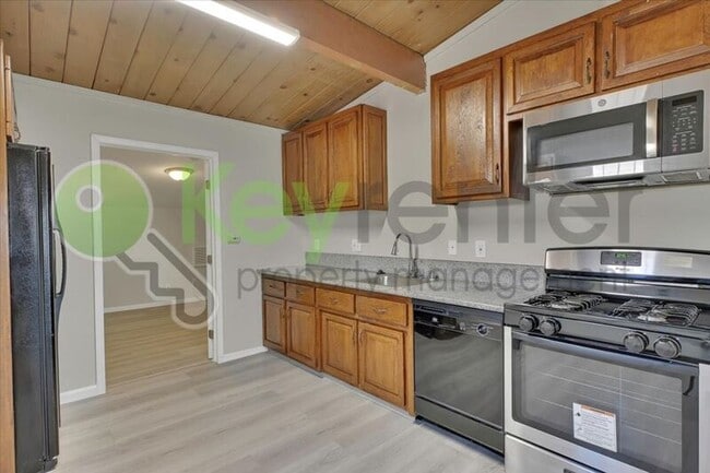 Building Photo - 1127 Rood Ave