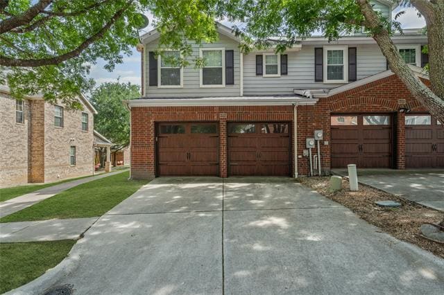 Building Photo - 2301 Stoneleigh Pl