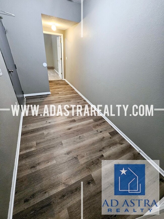 Building Photo - 2 Bedroom 2 Bath Townhouse in North Kansas...