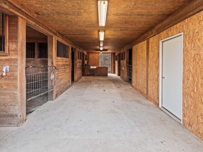 Building Photo - 281 Brooks Station Rd