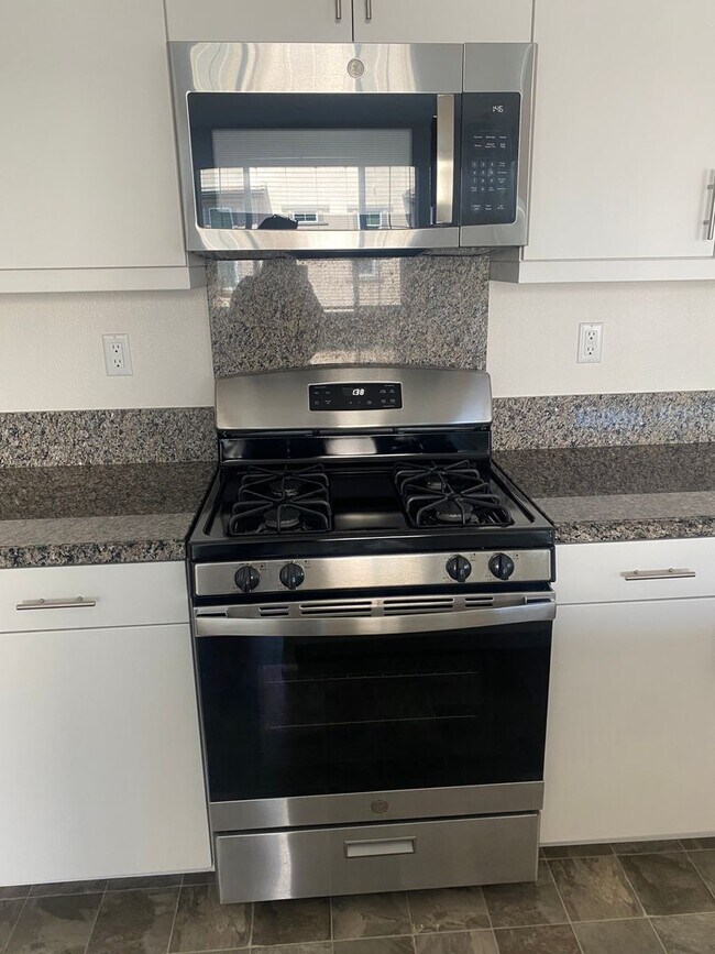 Building Photo - Like New 2 Bed 2 Bath Condo in Temecula