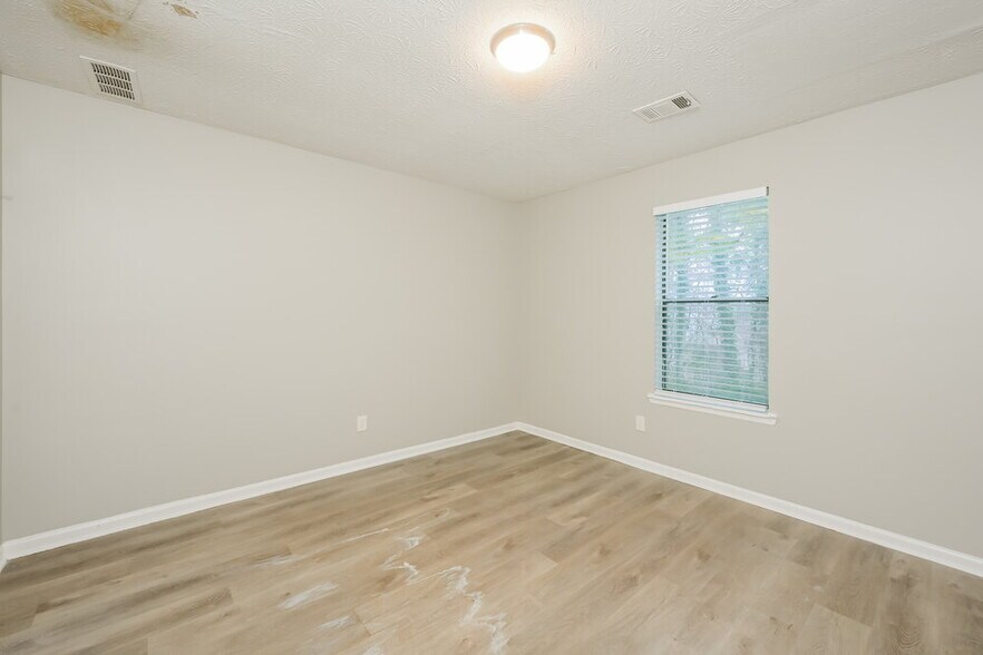 Building Photo - 1053 Mainstreet Lake Dr