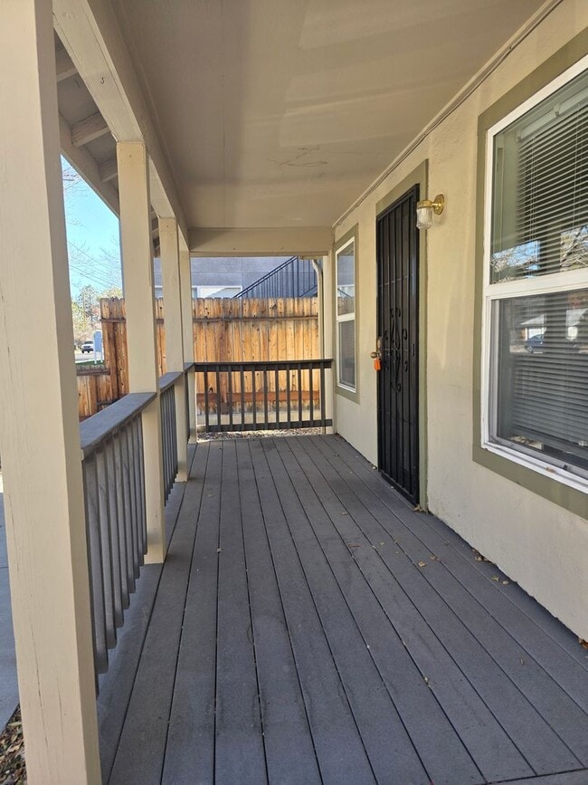 Building Photo - Little home with laundry room