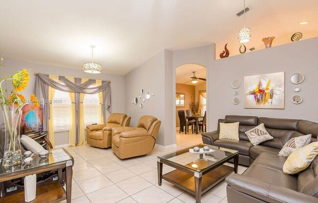 Building Photo - 1940 SE 14th Ct