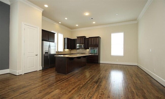 Building Photo - 2027 Fannin Station W