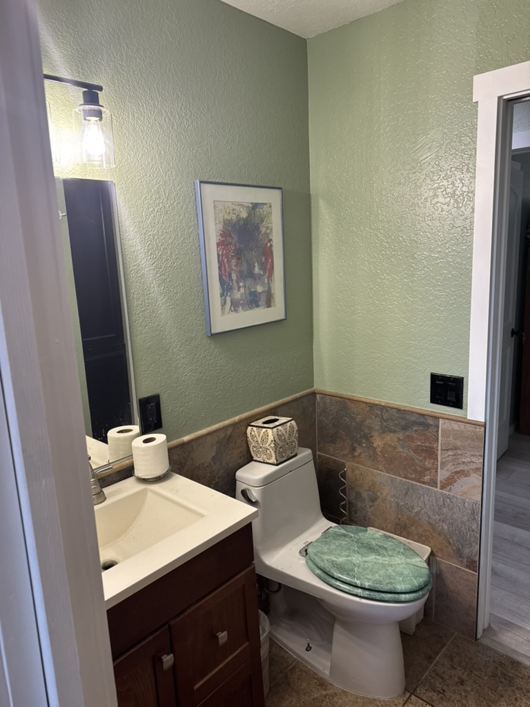 Private bathroom for Poolview room - 15691 Wendell Park Dr