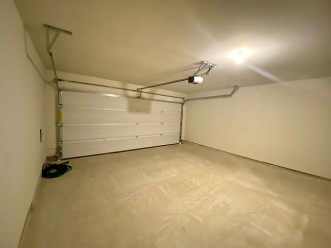 Building Photo - 4 bedroom, 2 bath home in the Preserves of...