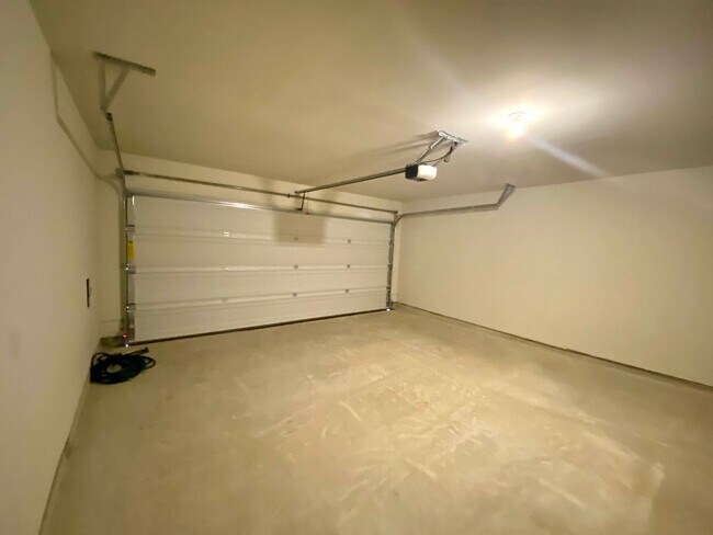 Building Photo - AVAILABLE NOW 4 BD | 2 BA | 2 CAR GARAGE L...