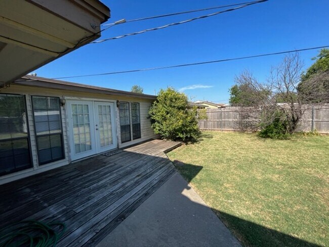 Building Photo - 107 NE 6th St