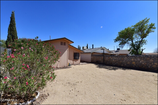 Building Photo - 2629 Lake Victoria Dr