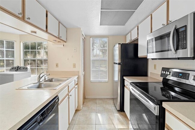 Building Photo - 2051 Royal Bay Blvd