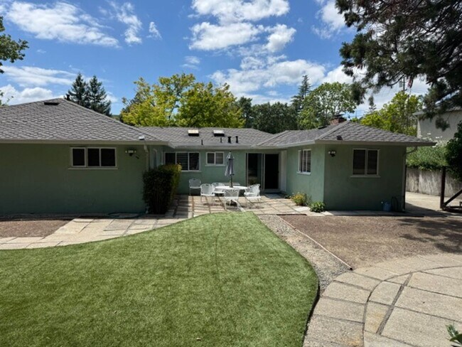 Building Photo - Charming single level 3 bedroom 2 bath Lafayette home now available for move in!