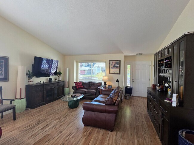 Building Photo - Northwest 4 bedroom, 2 bath with AMAZING Views