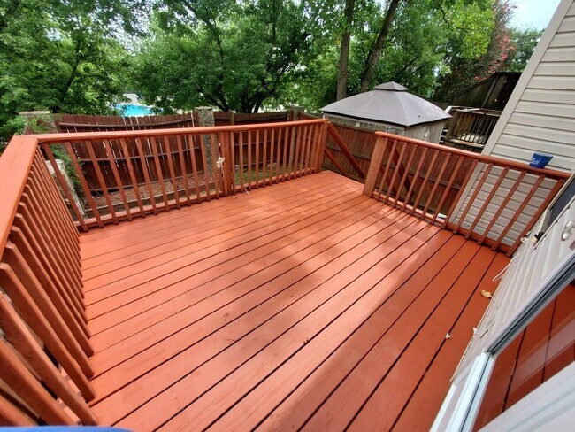 Building Photo - Spacious 3BR/2.5BA Townhouse in The Maples...