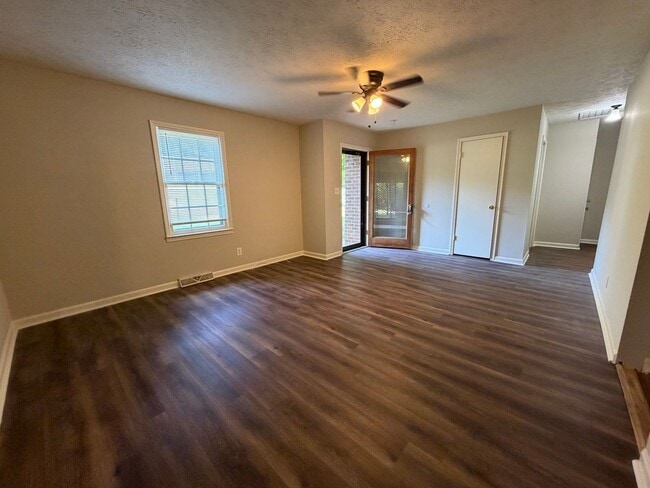 Building Photo - Nice 3/1.5 House in Silver Creek- $1,295