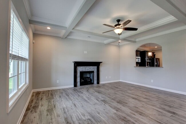 Building Photo - Sharp 4 bedroom HUGE house off exit 1 of I 24