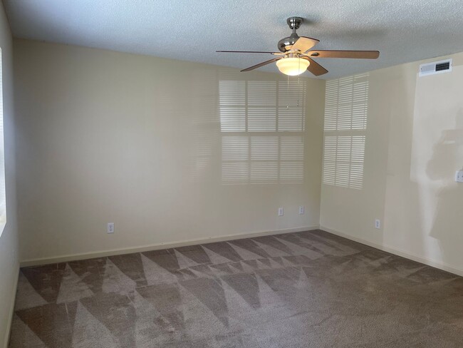 Building Photo - Beautiful 2-Bedroom Townhome in a Prime Location!