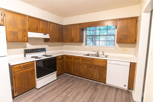 Building Photo - 2201 Hartsfield Rd