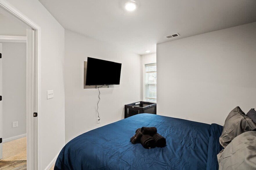 Building Photo - 2037 Statesville Ave