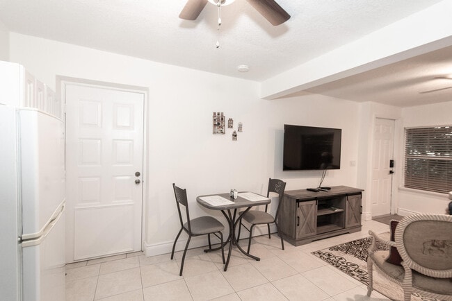 Building Photo - 820 Lantern Tree Ln