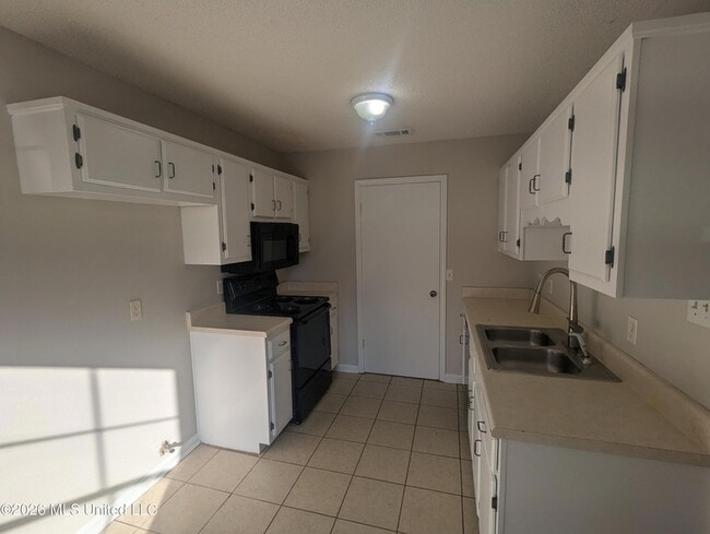 Building Photo - 502 Village Cove