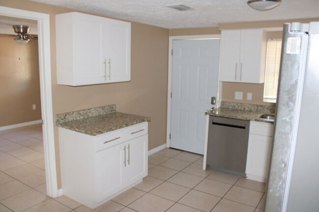 Building Photo - Updated Duplex unit