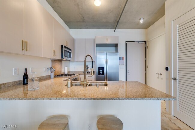 Building Photo - 353 E Bonneville Ave