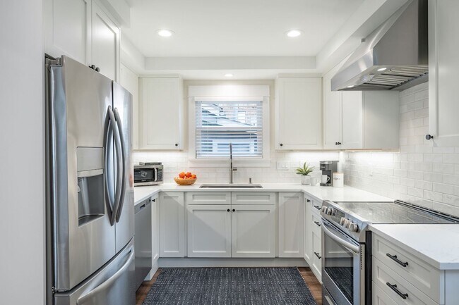 Building Photo - 2bd/1ba Seattle Home