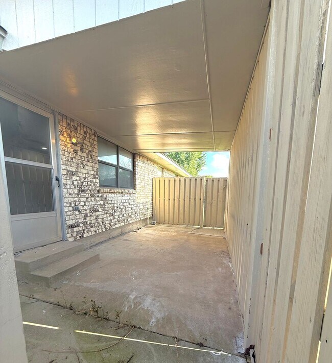 Building Photo - Complete new remodel 3-2-2 home off Broadway in the heart of Moore!