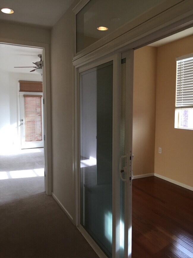 Building Photo - "Spacious 3-Bed, 3-Bath Townhouse with Gra...