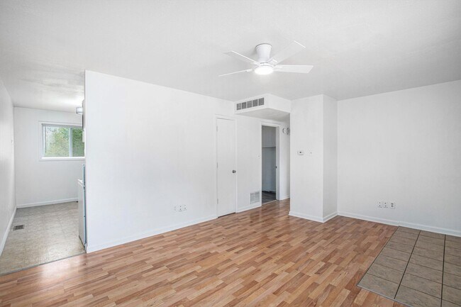 Building Photo - Beautiful 2BR/1BA Duplex in Independence!