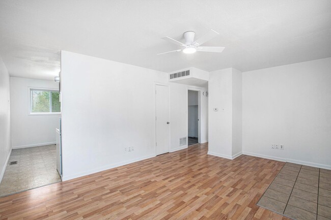 Building Photo - *MOVE IN SPECIAL* $250 Off First Full Month's Rent OR Free 55in TV! Beautiful 2BR/1BA Duplex in I...