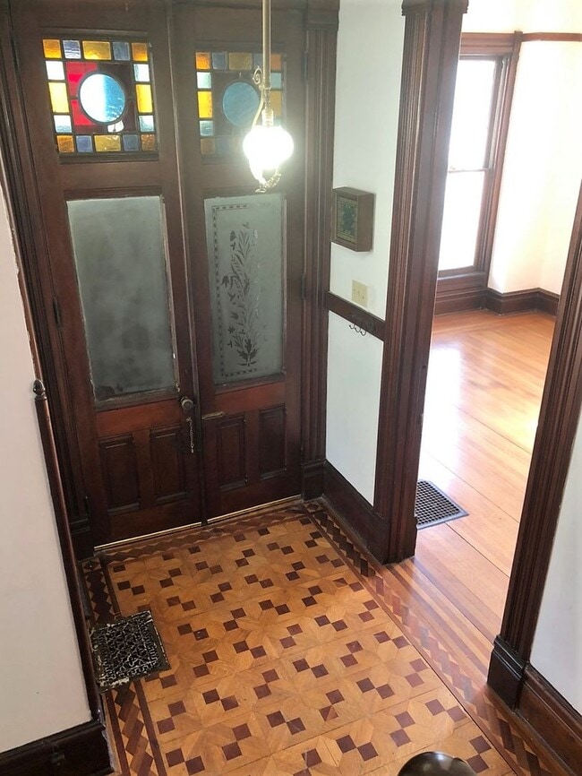 Primary Photo - Historic Home 3-4 Bed, 2 Bath - MUST SEE!!