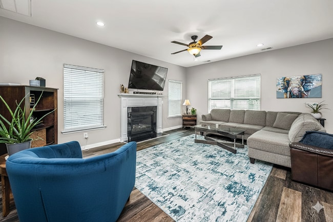 Building Photo - 2808 Ortega Dr