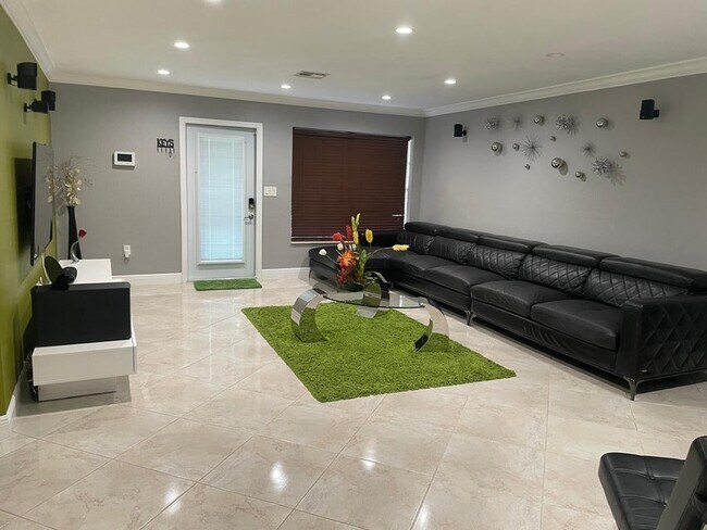 Building Photo - 584 Vossler Ave