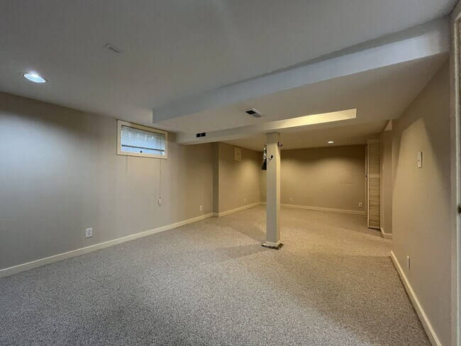 Building Photo - 7024 NE Oregon St