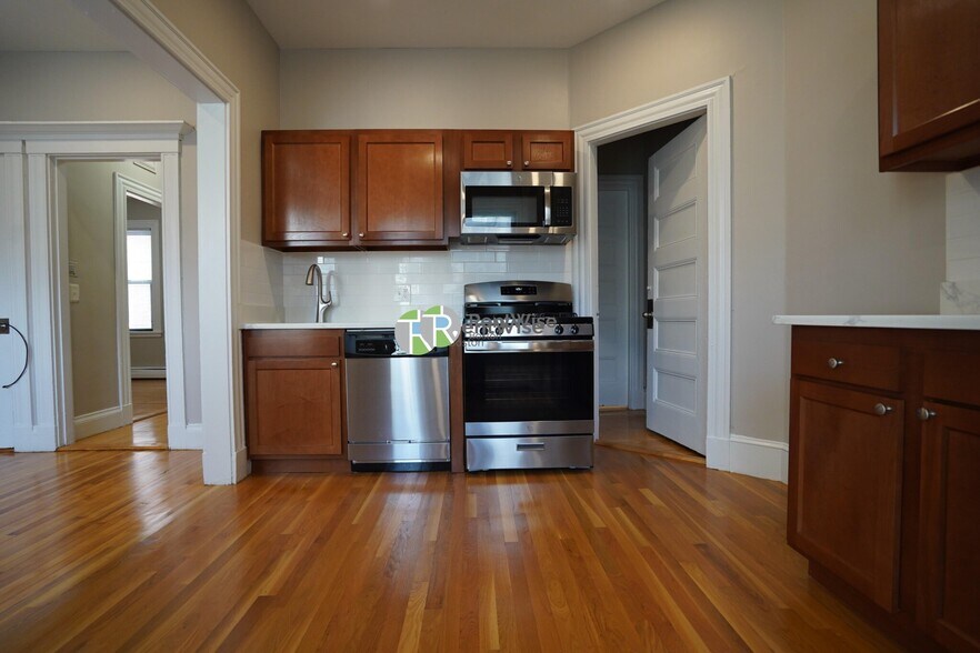 Building Photo - 72 Gardner St