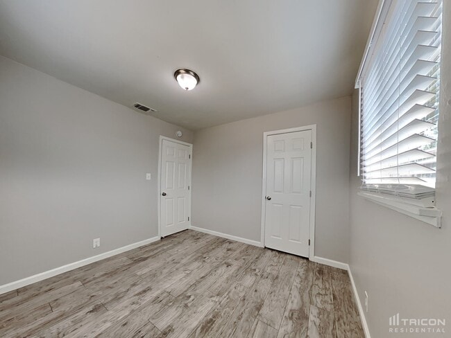 Building Photo - 6574 Golf View Dr