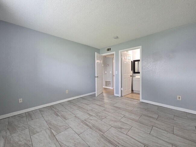 Building Photo - 605 Northlake Blvd